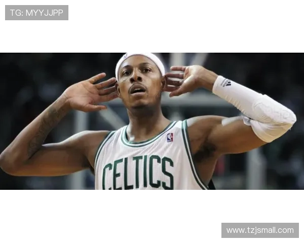 皮尔斯夜店偷瞄性感美女的紧张瞬间只需半秒转头避免被发现